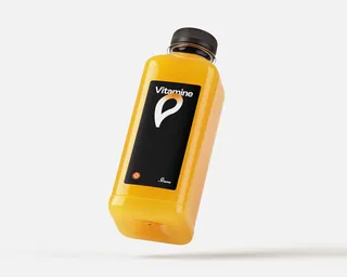 Botella de jugo con una etiqueta negra y el isotipo en blanco.