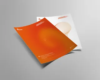 Dos flyers de Prisma, uno naranja y otro blanco, con el texto Impulsando & Reinventando.