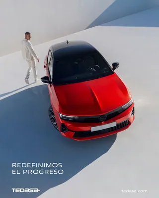 Vista cenital de un auto rojo sobre un piso blanco con un hombre de blanco caminando a su lado