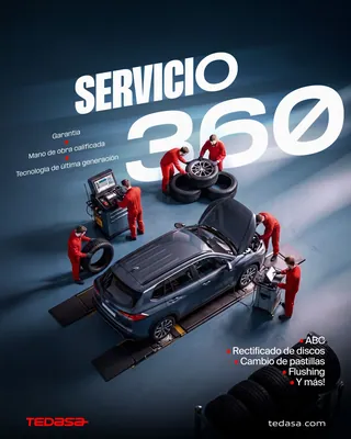 Técnicos de uniforme rojo trabajando alrededor de una SUV en un taller, vista desde arriba