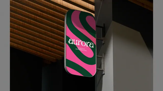 Señalética exterior iluminada de Aurora con el patrón de trazos entrelazados en fucsia y verde