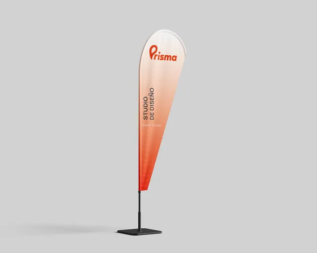 Bandera tipo gota en degradado naranja con el logotipo de Prisma y el texto Studio de Diseño, sobre su base.