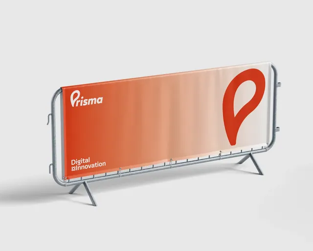 Banner naranja con el logotipo de Prisma y el texto Digital Innovation, colgado de una valla metálica.