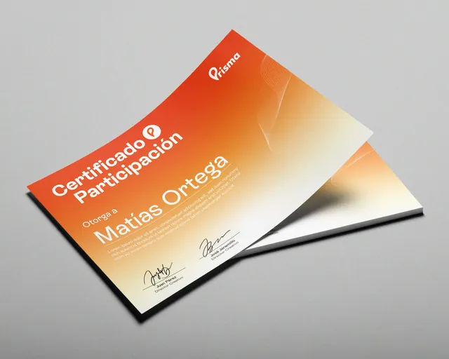 Certificado de participación en degradado naranja con el logotipo de Prisma y dos firmas.