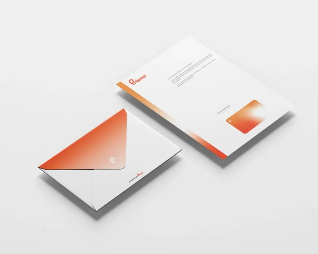 Invitación impresa con su sobre blanco y solapa en degradado naranja.