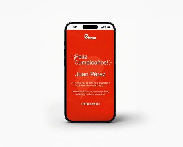 Celular con una tarjeta digital de cumpleaños de Prisma en naranja, con el nombre de la persona y un mensaje.