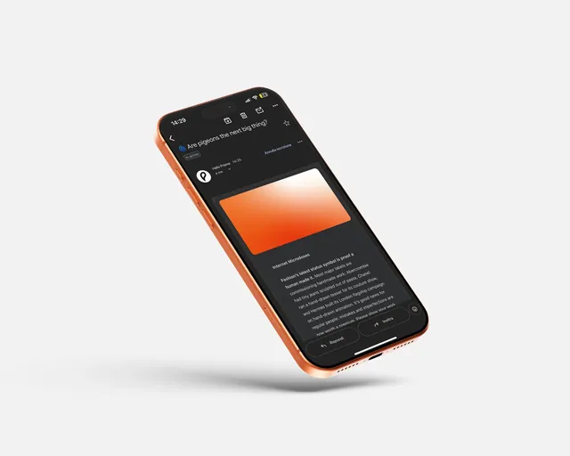 Celular con un correo de Prisma abierto en modo oscuro y una imagen en degradado naranja.