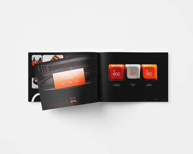 Media kit abierto con páginas oscuras de cifras en naranja y fotos de la marca.