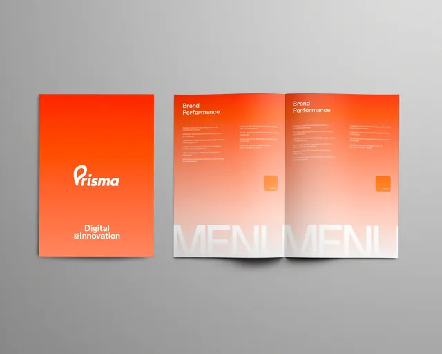 Menú impreso: portada naranja con el logotipo de Prisma y el interior abierto con la palabra Menú.
