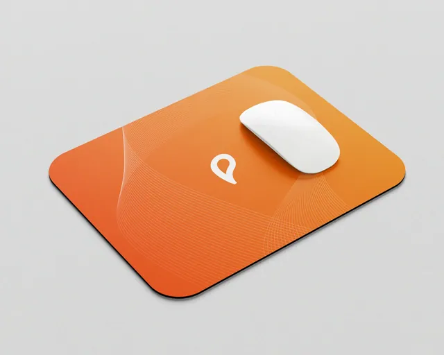 Mouse pad naranja con el isotipo de Prisma y un mouse blanco encima.