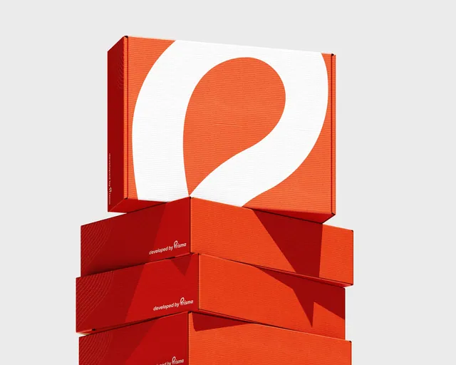 Cajas naranjas apiladas con el isotipo de Prisma en blanco.