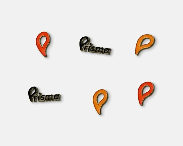 Seis pines metálicos con el isotipo y el logotipo de Prisma, en naranja y negro.