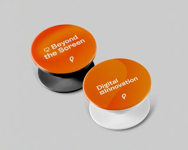 Dos PopSockets naranjas con los textos Beyond the Screen y Digital Innovation.