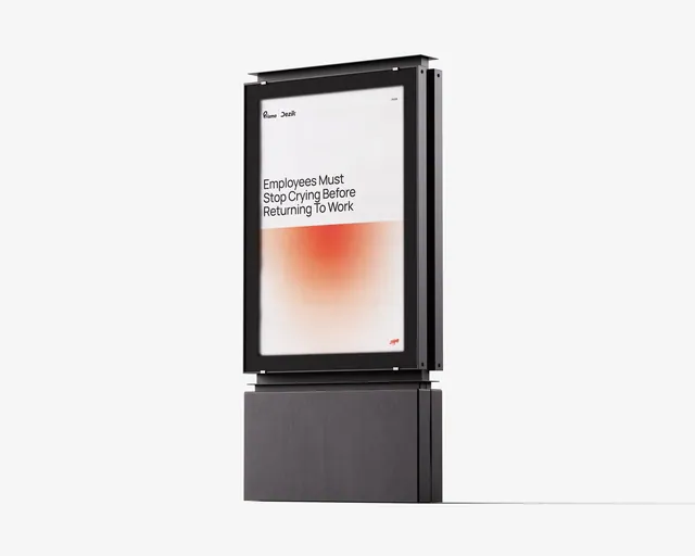 Póster vertical con el logotipo de Prisma en un exhibidor iluminado de pie.