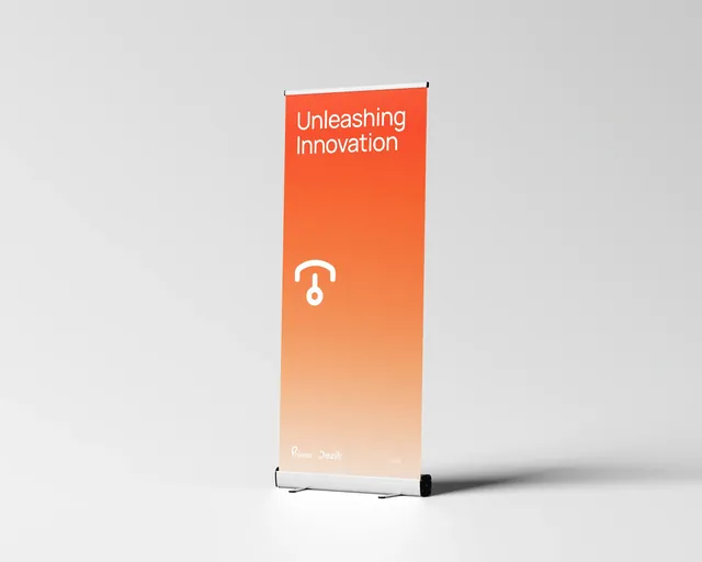Roll-up naranja con el texto Unleashing Innovation y el isotipo de Prisma.