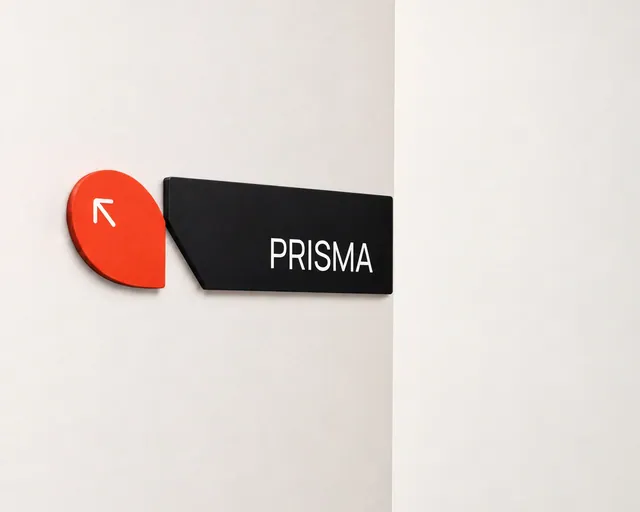Señal de pared negra con la palabra Prisma junto a una flecha naranja.