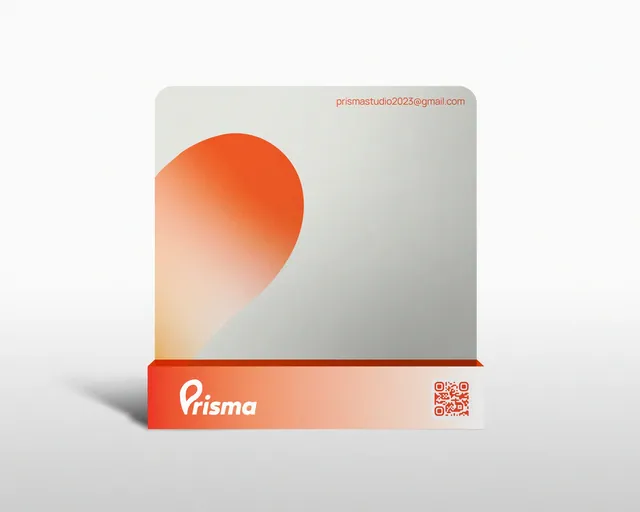 Exhibidor de producto con un panel curvo en degradado naranja y una base con el logotipo de Prisma y un código QR.