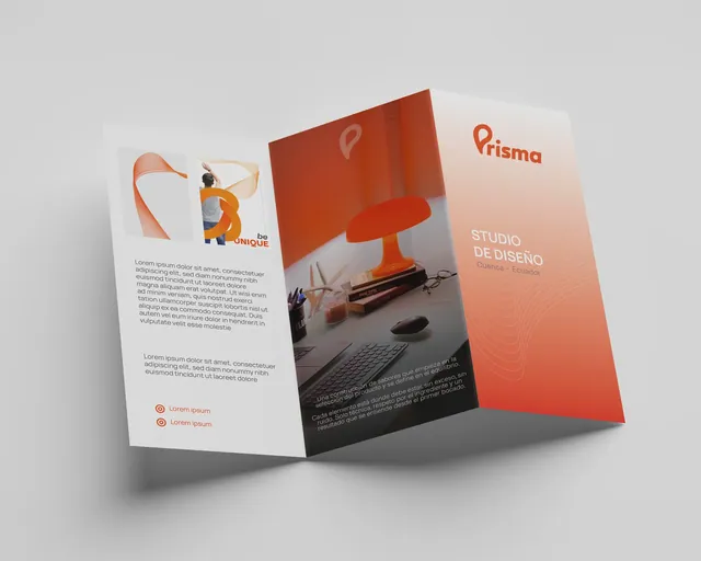 Tríptico abierto de Prisma con la portada naranja, fotografías y el texto Studio de Diseño.