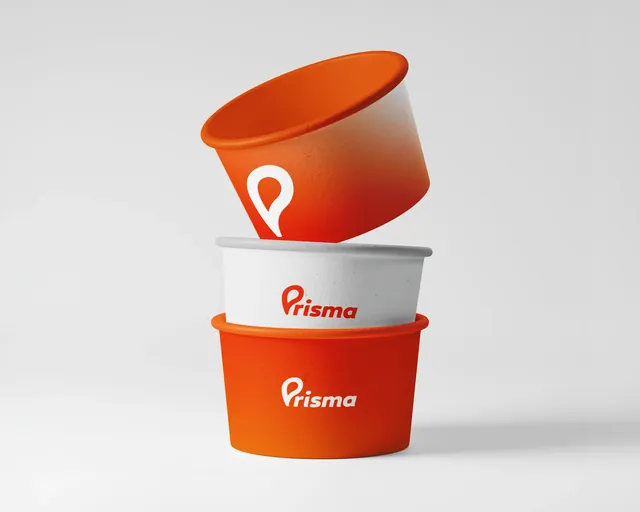 Tres vasos de helado apilados, dos naranjas y uno blanco, con el logotipo y el isotipo de Prisma.