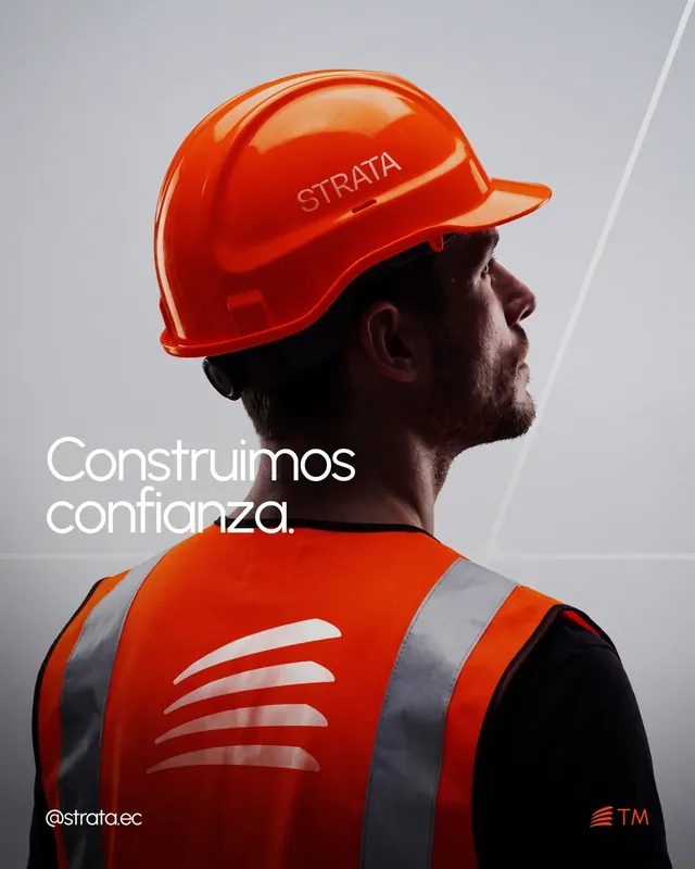 Trabajador de perfil con casco naranja de Strata y chaleco reflectivo con el isotipo en la espalda, con el titular Construimos confianza.