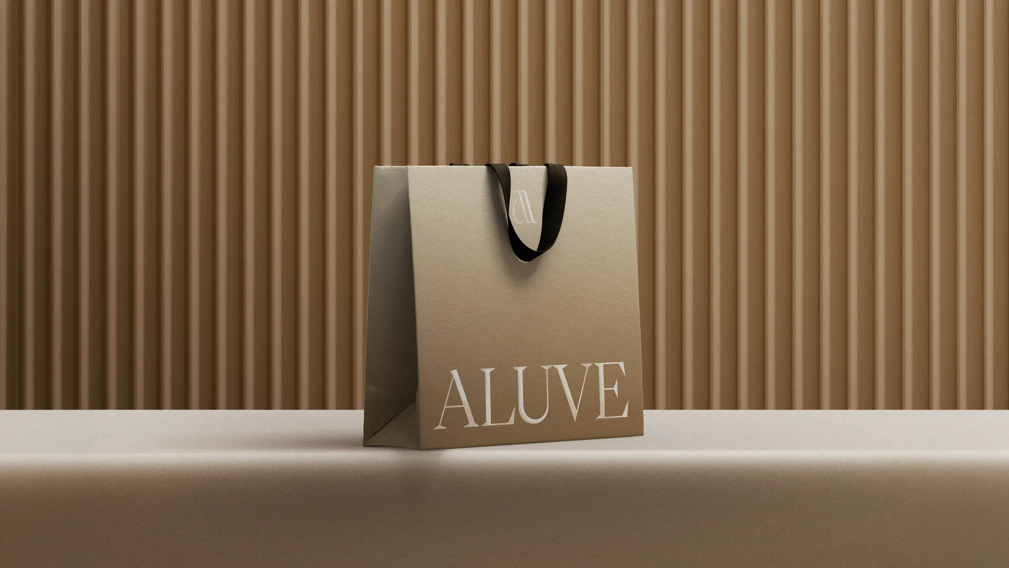 Bolsa de compras Aluve en tono arena sobre fondo acanalado, la marca insignia de velas premium de Lavel