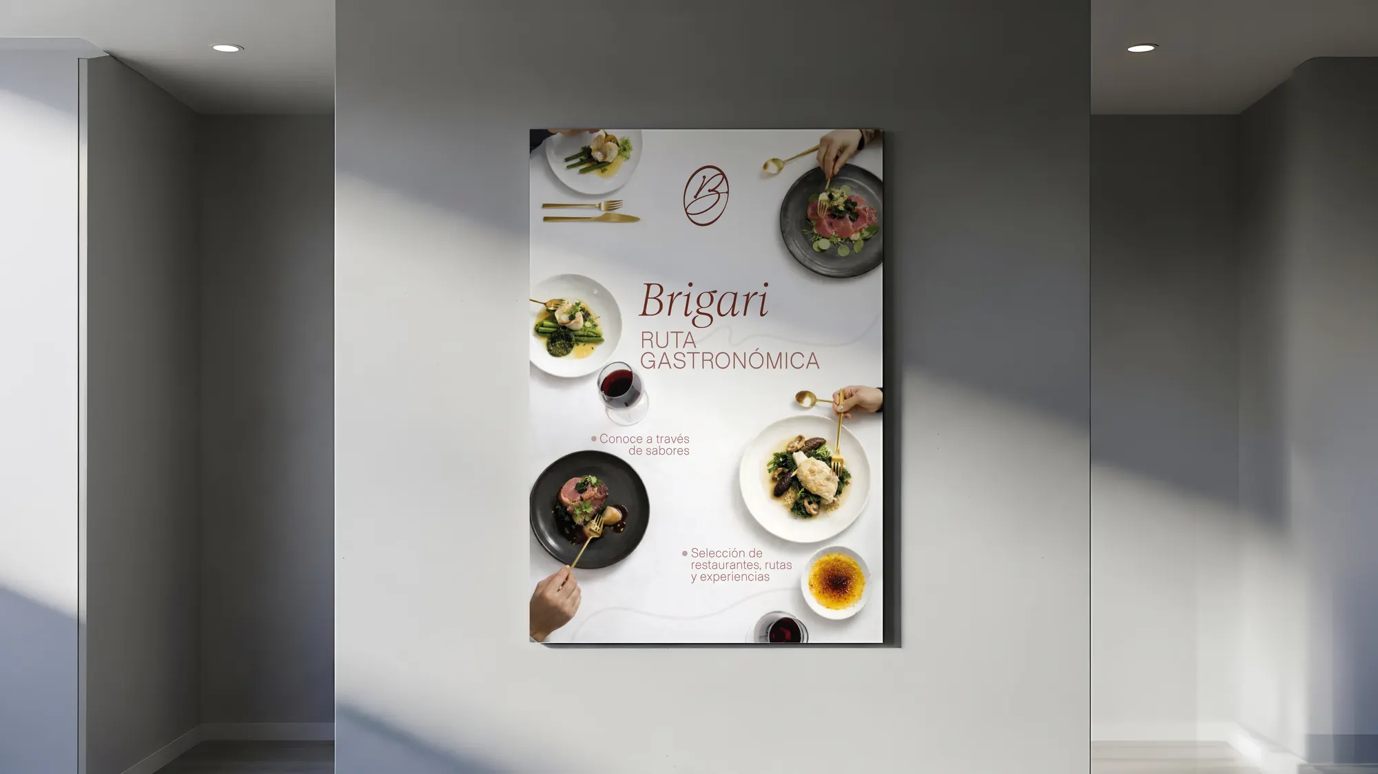 Póster de Brigari, Ruta Gastronómica, montado en una pared: fotografía cenital de platos y wordmark serif con monograma