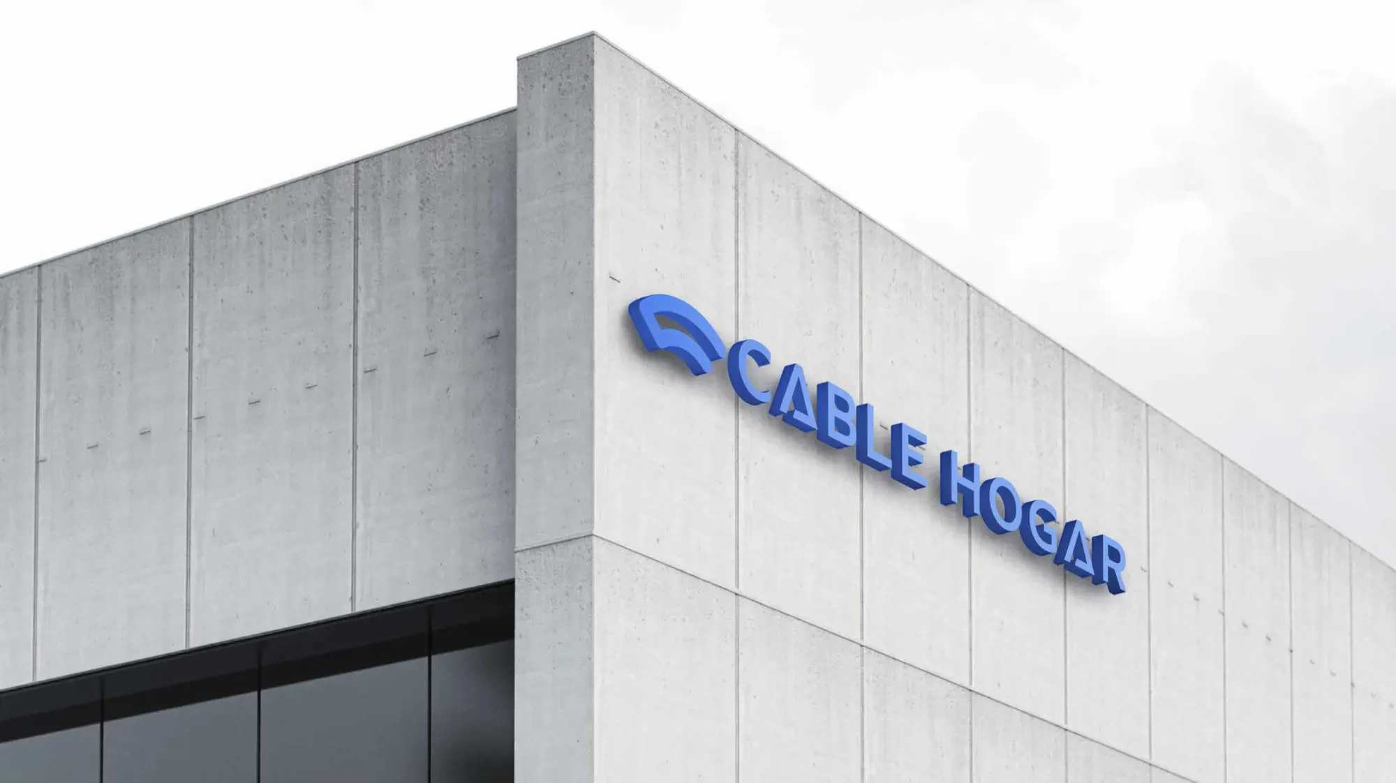 Fachada de un edificio con el logotipo de Cable Hogar, de día