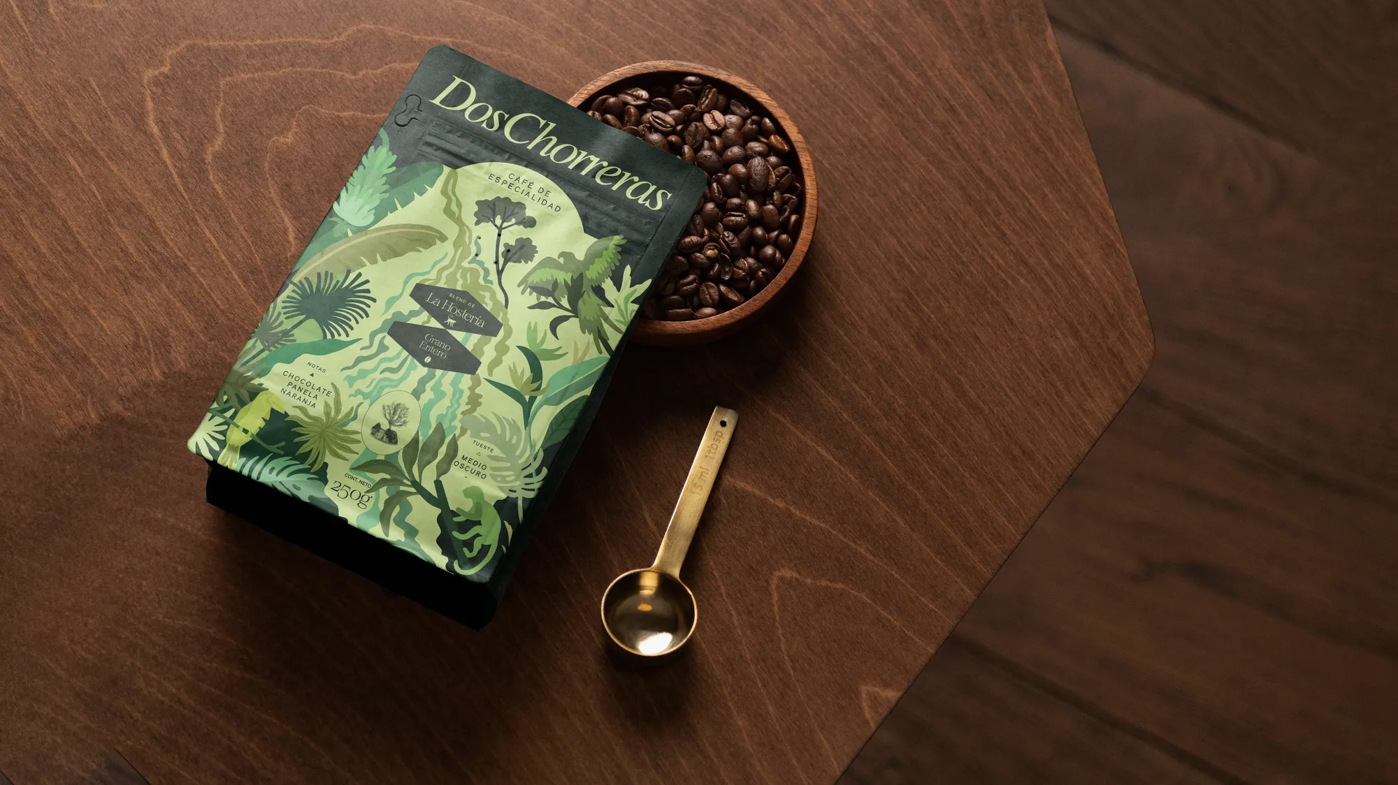 Funda de café Dos Chorreras de la línea Amazonía, con ilustración de vegetación tropical en verdes