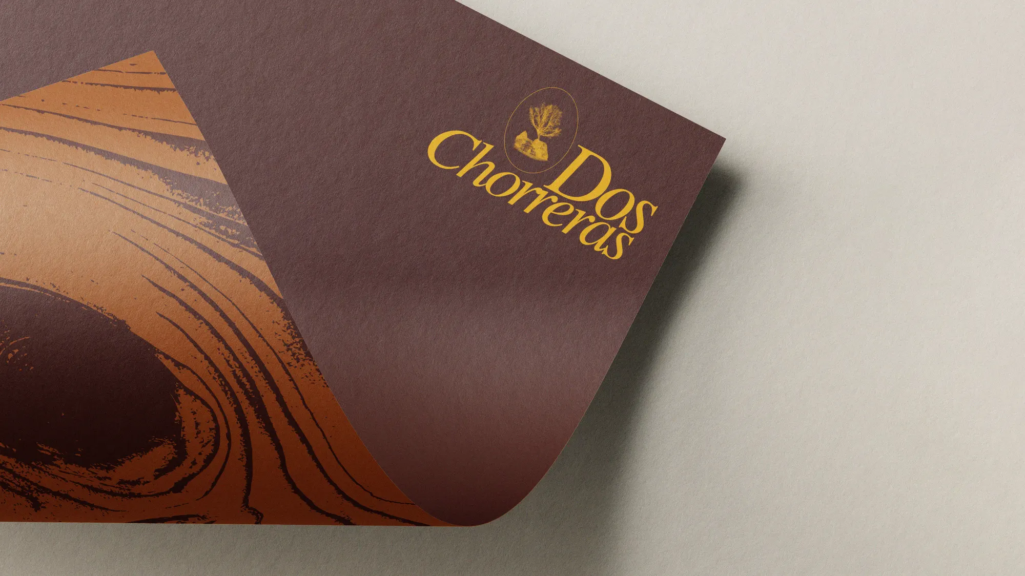 Cajas de Dos Chorreras con el patrón de veta de madera, en composición diagonal sobre fondo vino tinto