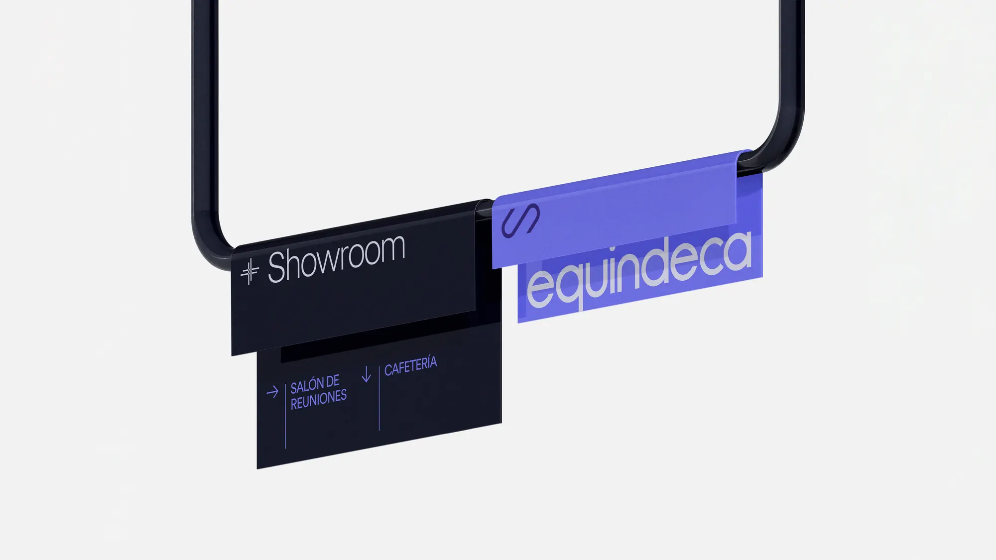 Placa colgante del showroom de Equindeca con el isotipo y el wordmark sobre fondo oscuro