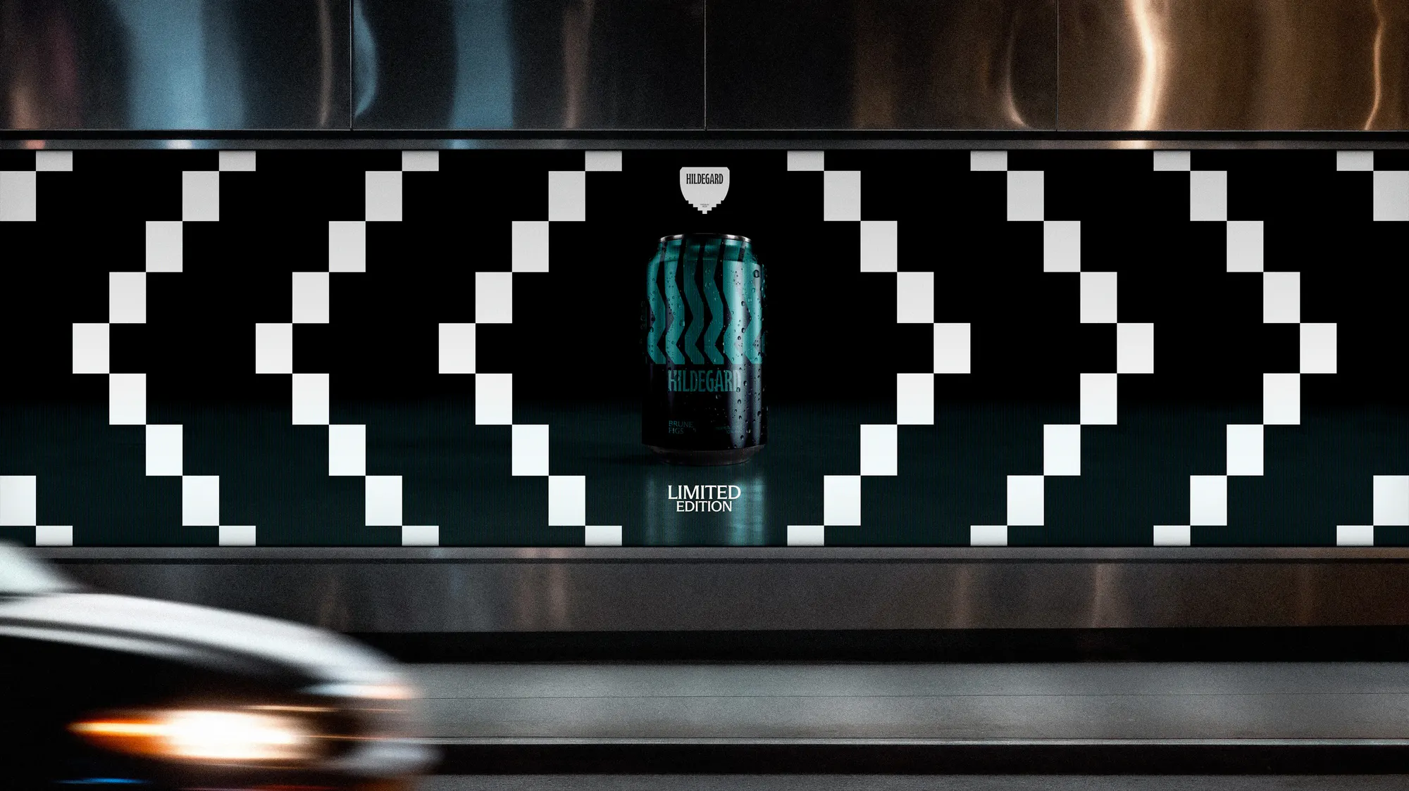 Valla publicitaria urbana de Hildegard de noche, con el patrón geométrico de marca y la lata de la edición limitada de temporada