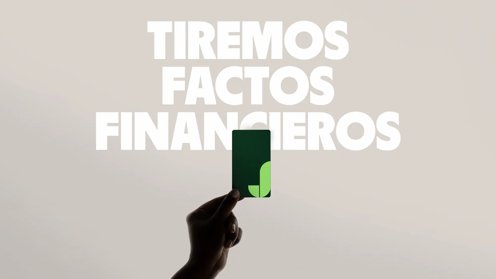 Mano sosteniendo una tarjeta verde con el símbolo J de Josecho Economía, sobre el titular Tiremos factos financieros