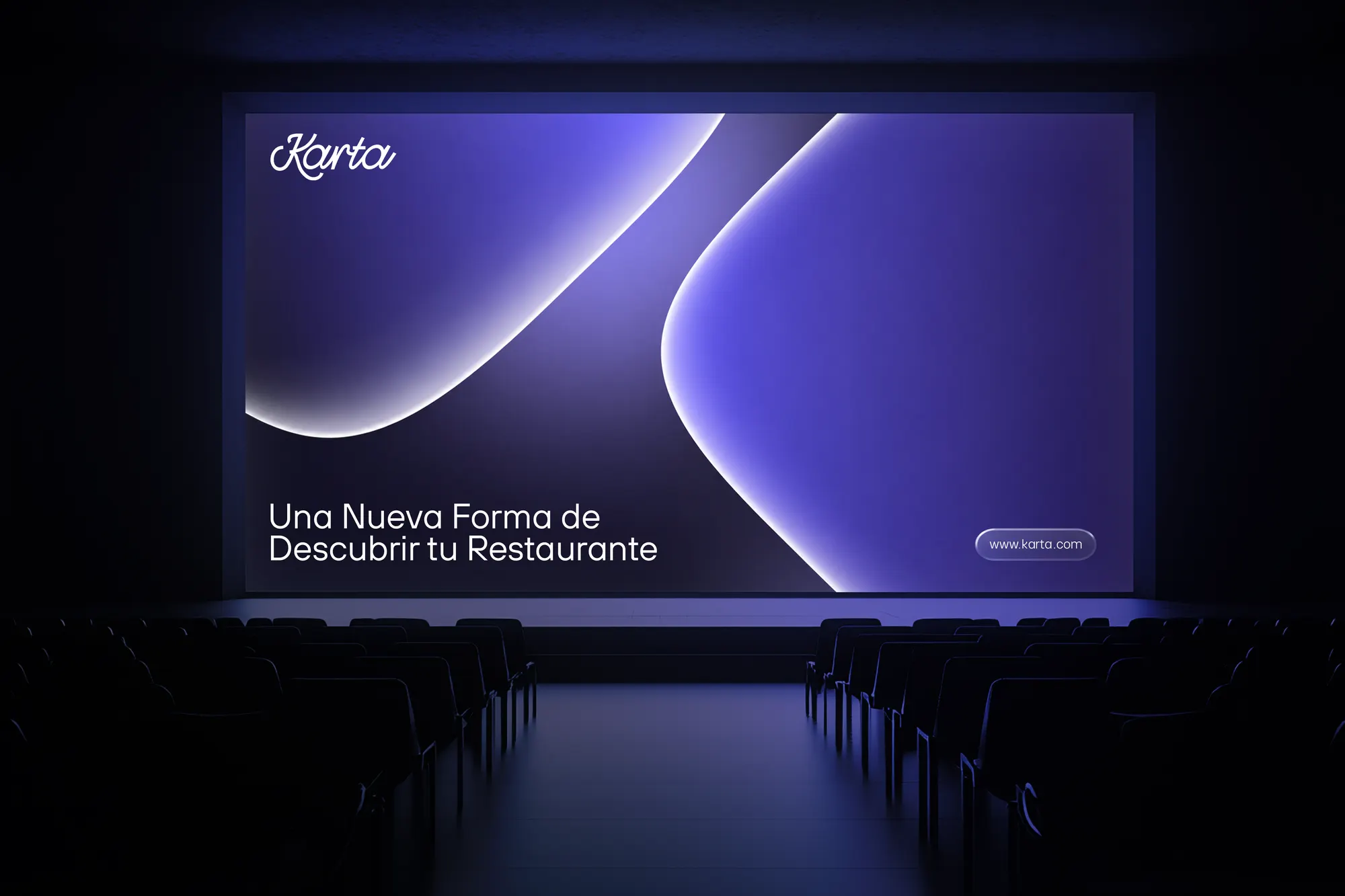 Pantalla de auditorio con el mensaje Una nueva forma de descubrir tu restaurante y el wordmark de Karta