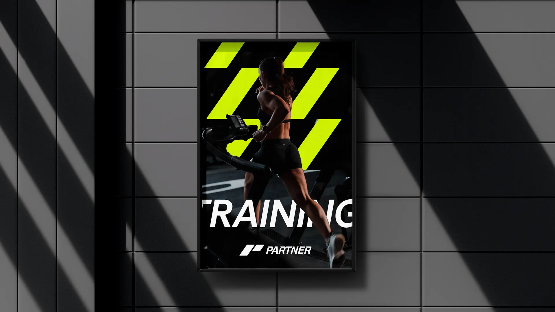 Pieza de campaña de Partner Gym con el mensaje Training sobre una pared con la gráfica de marca en verde