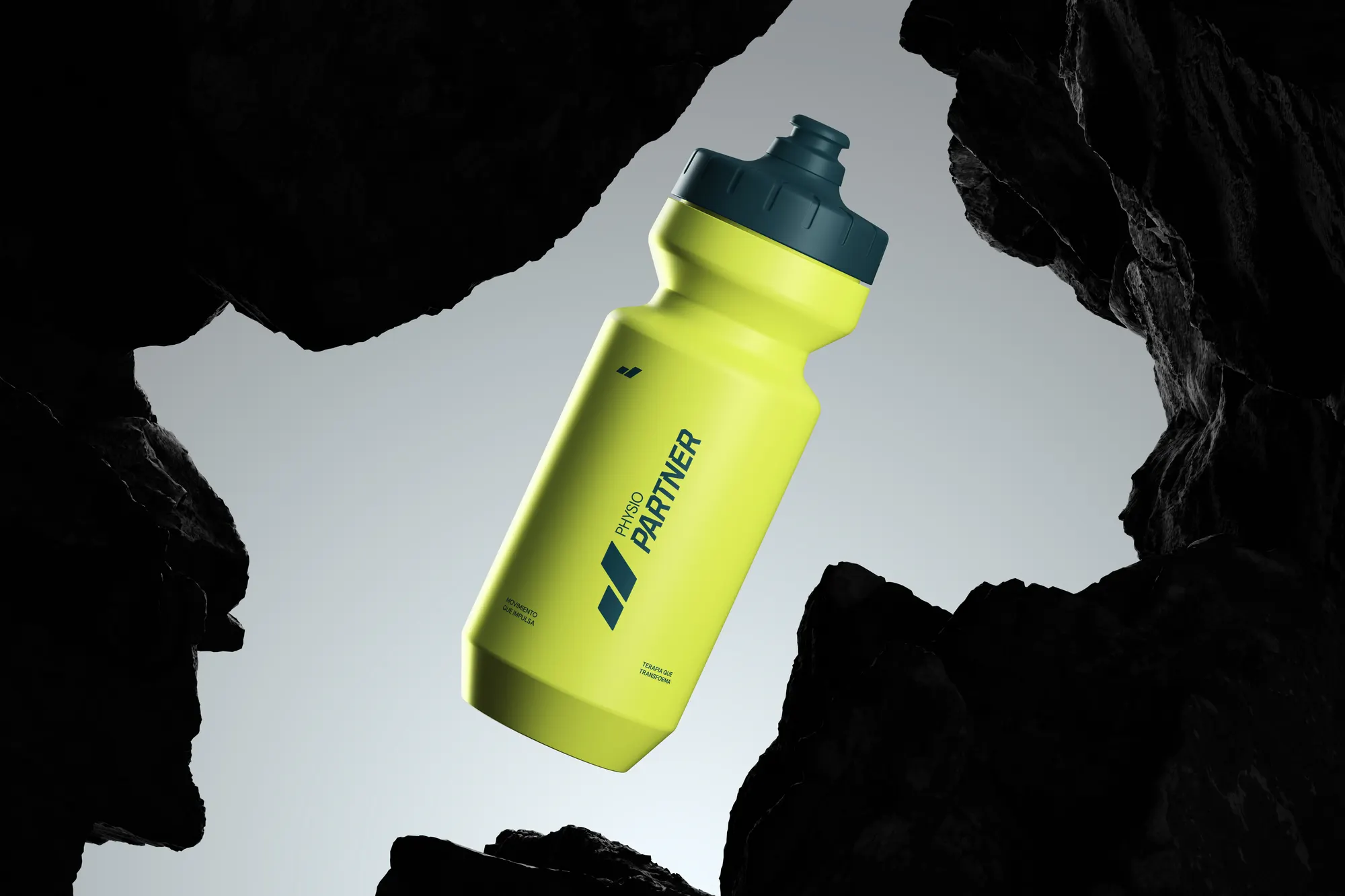 Botella deportiva de Physio Partner en verde, en un mockup dentro de una abertura de roca