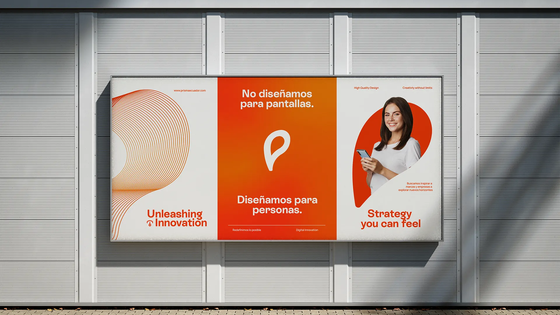 Campaña de vallas de Prisma con el mensaje No diseñamos para pantallas, diseñamos para personas y el isotipo en blanco sobre naranja