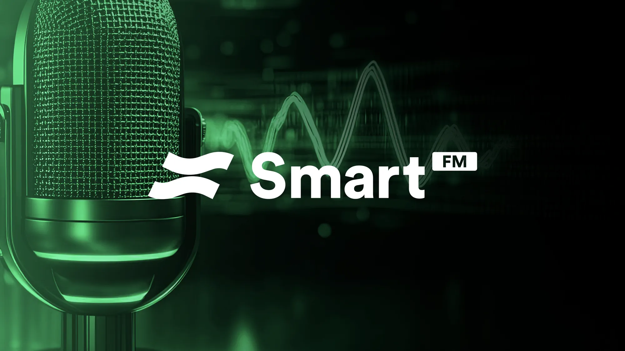 Micrófono con la onda del isotipo de Smart FM en verde, sobre fondo oscuro
