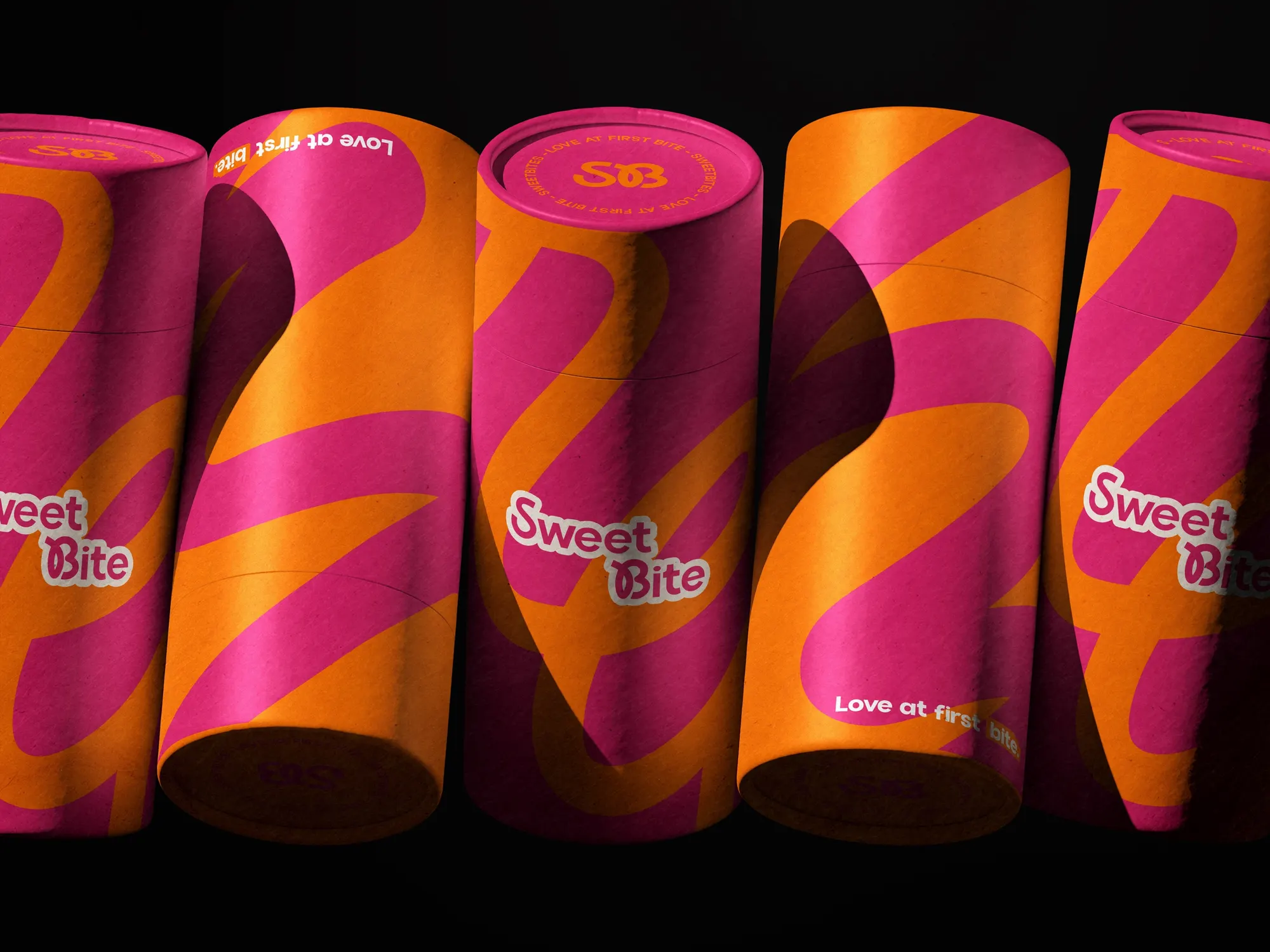 Fila de empaques en forma de tubo de Sweet Bite con el patrón de ondas rosa y naranja de marca, sobre fondo negro