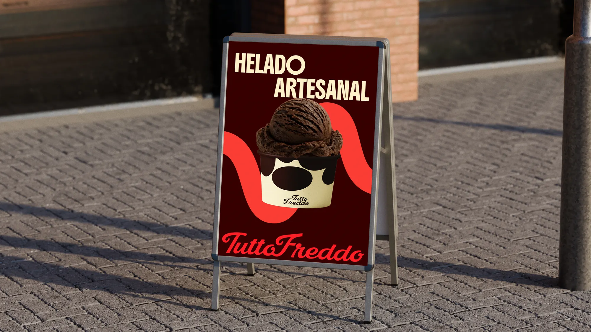 Señalética tipo sandwich board de Tutto Freddo en la calle, con el mensaje Helado artesanal